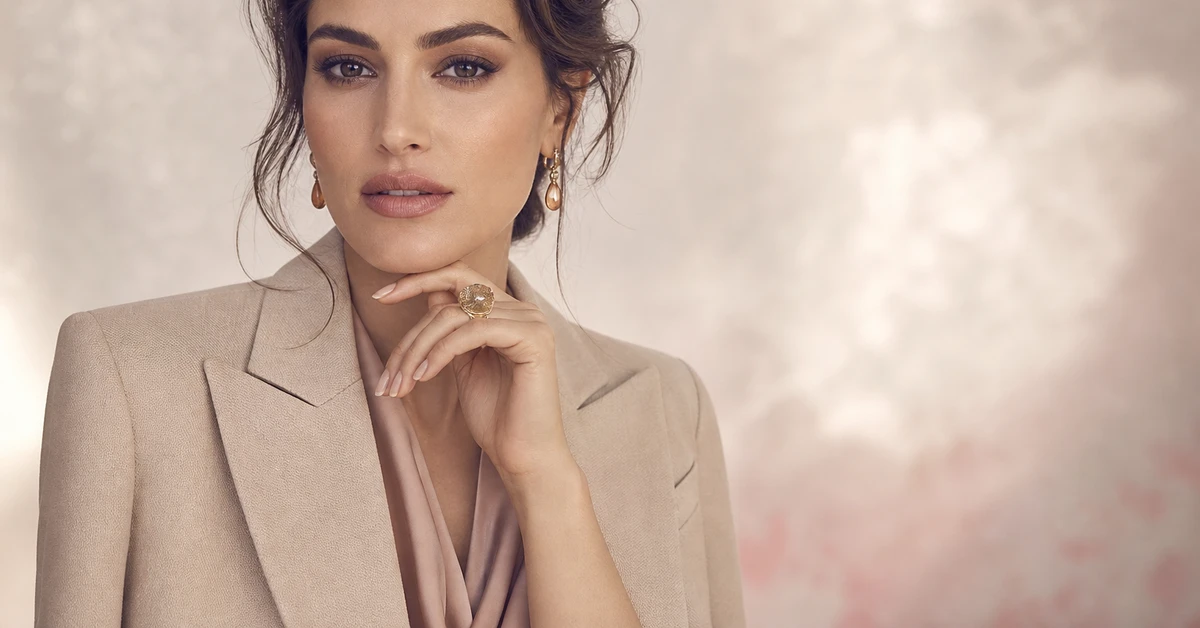 A warm beige outfit paired with a navy knit and rust accessories, with gold jewellery, by ToneLala